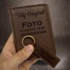 Pánský tmavě hnědý kožený set peněženky a klíčenky s vlastním monogramem, textem, fotkou