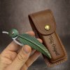 Excelentní kovový vyklápěcí nůž LIST s koženým pouzdrem a vlastním textem