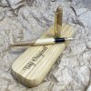 Prémiové dřevěné inkoustové pero v dárkovém balení s monogramem a vlastním textem