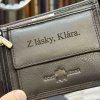 Tmavě hnědá SLIM kožená peněženka BEORIGINAL Leather s monogramem (ražba)  + Akce - zlatá mince Pro štěstí ZDARMA