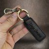 Černá kožená klíčenka MAJESTIQ Leather s vlastním textem  Možnost gravírování z obou stran