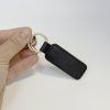 Černá kožená klíčenka MAJESTIQ Leather s vlastním textem  Možnost gravírování z obou stran