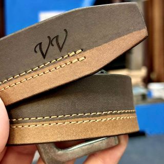 💼 Styl v detailu, síla v kombinaci. Elegantní set peněženky a pásku s monogramem – nadčasový dárek, který potěší každého....