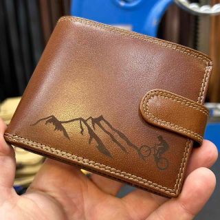 🚴‍♂️✨ Když se vášeň pro cyklistiku potká s elegancí. Naše luxusní peněženka pro milovníky cyklistiky od Tvujoriginal.cz...