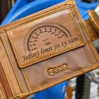 Jak darovat opravdu originál? 🤔 Hledáte dárek, který má skutečný význam? 🎁 Pro vášnivé motorkáře, zapálené fotbalisty i...