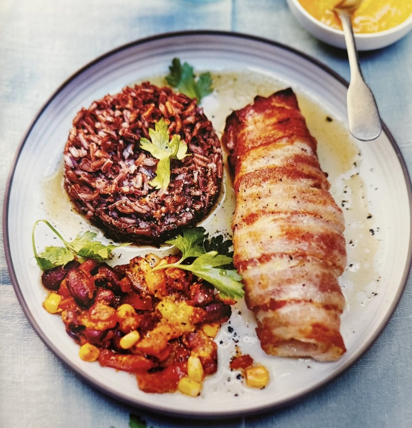 Kuře se slaninou plněné mangem s červenou rýží