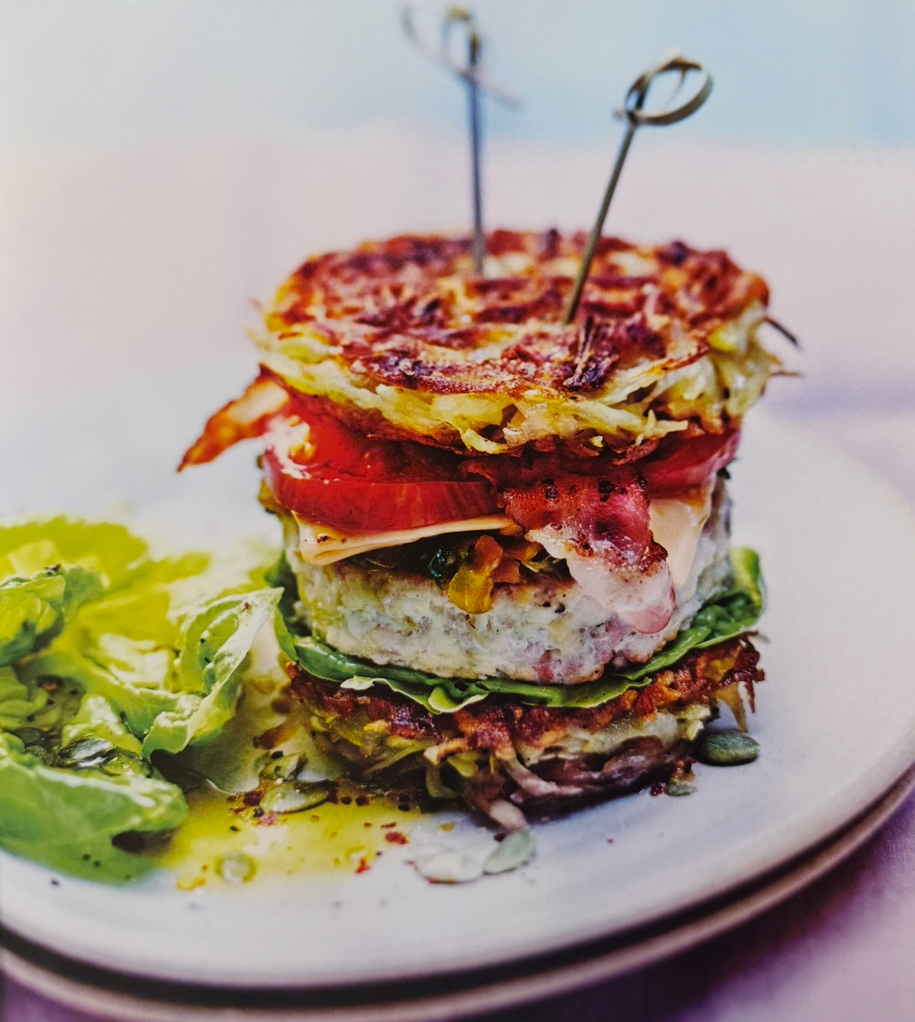 Kuřecí hamburger s křupavými bramborami