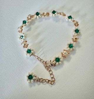 🌿✨ Elfí královna – tajemná elegance lesa a třpytivých květů Ručně vyráběný korálkový náramek s květinovým vzorem v...