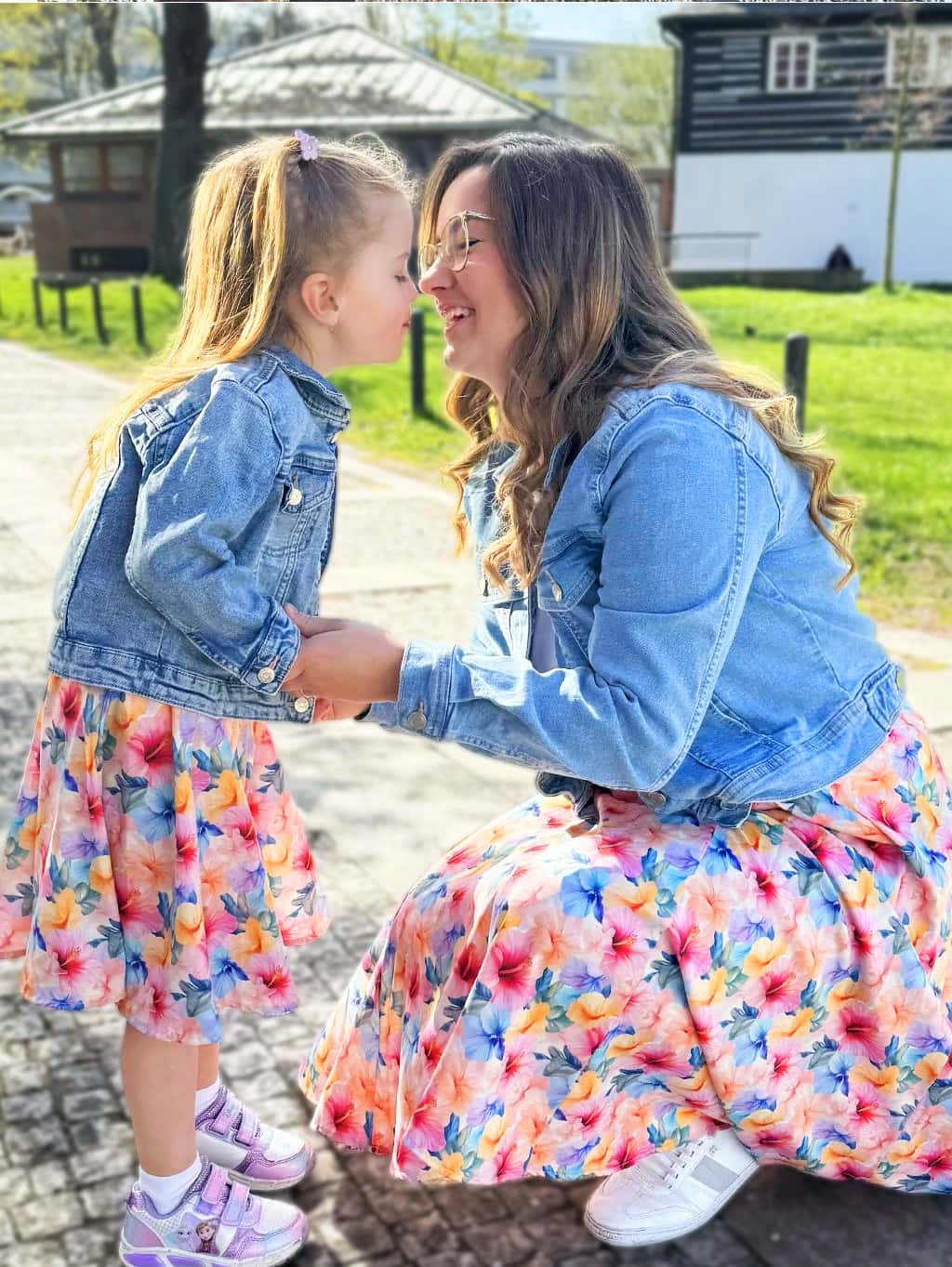 Maminka a dcera v matchy oblečení Twinsy