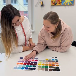 💫 Jsme jenom dvě obyčejné holky, které si plní sen. Učíme se za pochodu, makáme na sobě a každý den vystupujeme z...