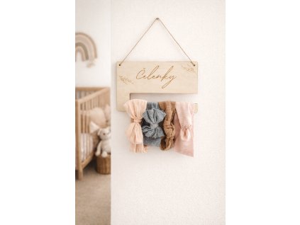 Věšák na čelenky