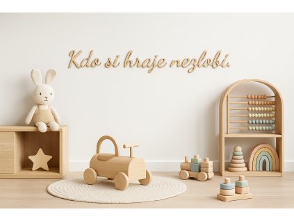 dřevěný nápis - Kdo si hraje, nezlobí.