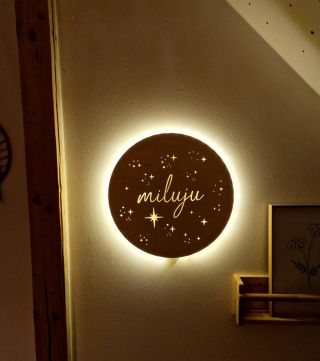 S láskou a velkým dojetím jsem tvořila tuhle lampičku. 🤍 Velká hvězda pod slovem připomíná pejska, který odešel do nebíčka...