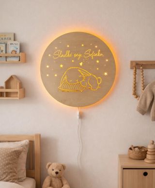 Světlo bez modré složky 🌙 Možná jste o něm už slyšeli. Možná ne. Ale pokud řešíte klidnější večery a lepší usínání dětí,...