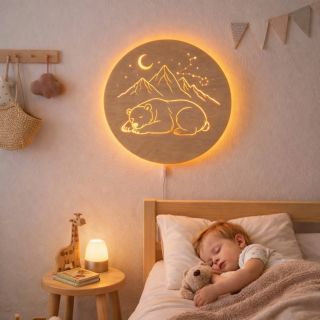 Spící medvěd pod horama. ✨️ Souhvězdí hvězd měním podle zvěrokruhu vašeho děťátka. Díky tomu je každá lampička osobní. 🤍✨️...