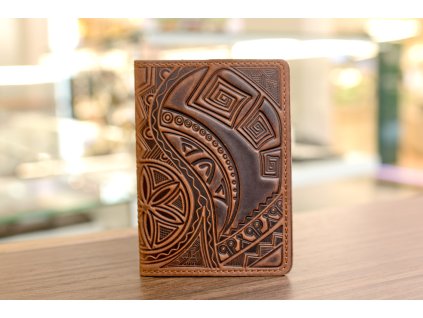 Obal na PAS s reliéfem "Kult předků". Kůže "Crazy Horse" rezavá