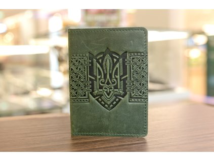 1795 obal na pas s reliefem trojzubec vysivka kuze crazy horse smaragdova