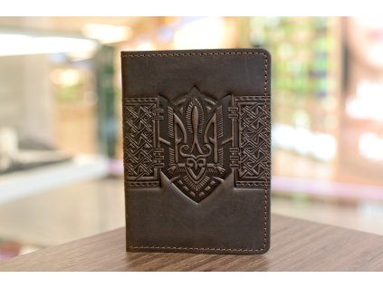 1801 obal na pas s reliefem trojzubec vysivka kuze crazy horse tmave hneda