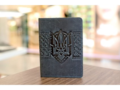 1804 obal na pas s reliefem trojzubec vysivka kuze crazy horse tmave modra