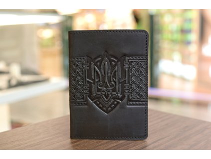 1810 obal na pas s reliefem trojzubec vysivka kuze crazy horse cerna