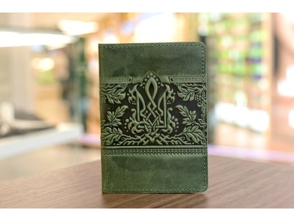 1831 obal na pas s reliefem trojzubec gr kuze crazy horse smaragdova