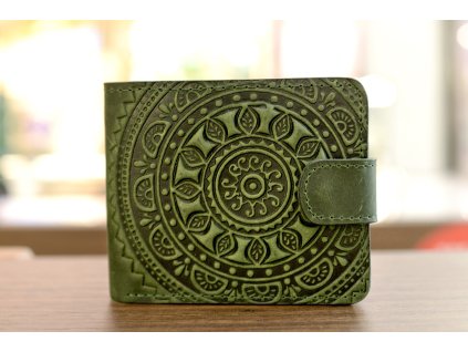 Skladaci peněženka s reliéfem "MANDALA". Kůže "Crazy Horse" smaragdová