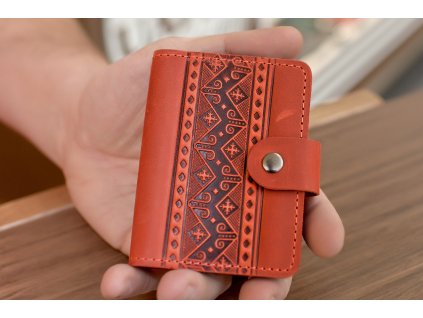 2374 6 organizator na karty id22 s reliefem vysivka kuze crazy horse cervena