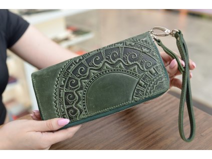 2902 12 penezenka velka na zip s reliefem hucul kuze crazy horse smaragdova