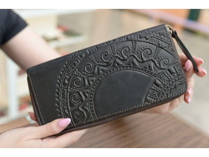 2908 12 penezenka velka na zip s reliefem hucul bez popruhu kuze crazy horse cerna