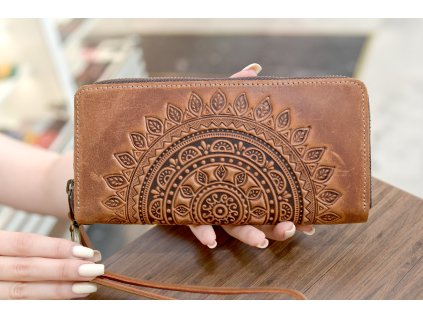 Peněženka velka na zip s reliéfem "Mandala". Kůže "Crazy Horse" rezavá