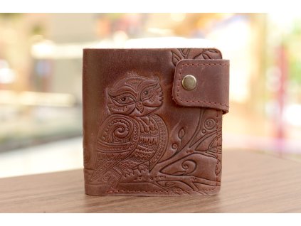 292 skladaci ctvercova penezenka s reliefem sovicka kuze crazy horse vinova