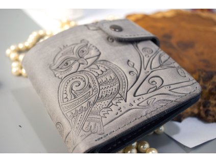 301 skladaci ctvercova penezenka s reliefem sovicka kuze crazy horse seda