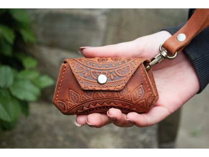 559 7 drzak na klic a mince s reliefem mandala kuze crazy horse rezava