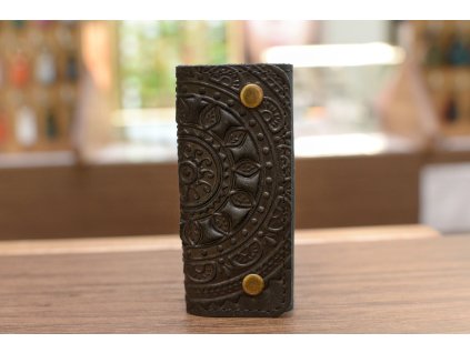 664 3 drzak na klic 4 s reliefem mandala kuze crazy horse cerna
