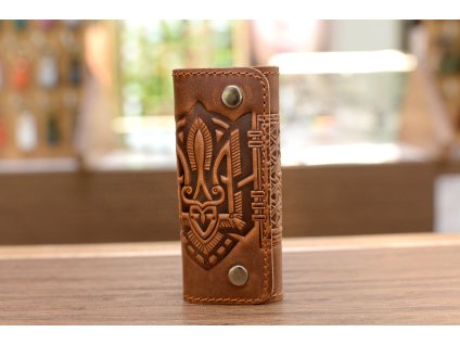 667 drzak na klic 4 s reliefem trojzubec vysivka kuze crazy horse rezava