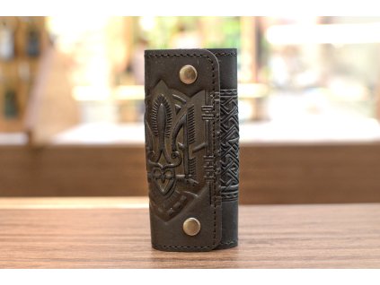 673 drzak na klic 4 s reliefem trojzubec vysivka kuze crazy horse cerna