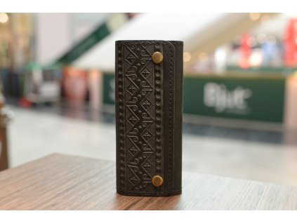 688 drzak na klic 6 s reliefem vysivka kuze crazy horse cerna