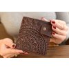 256 3 skladaci ctvercova penezenka s reliefem mandala kuze crazy horse vinova