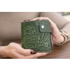 304 11 skladaci ctvercova penezenka s reliefem sovicka kuze crazy horse smaragdova