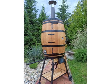 Stylová udírna z dubového sudu