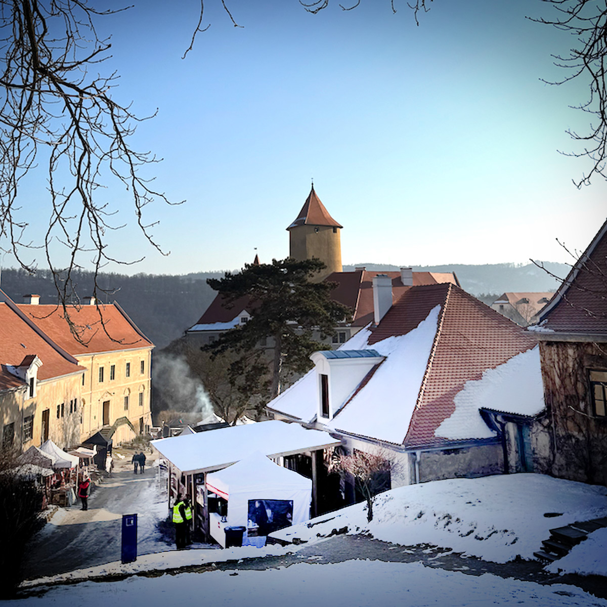 Atmosféra slavností – dav a hrad Veveří