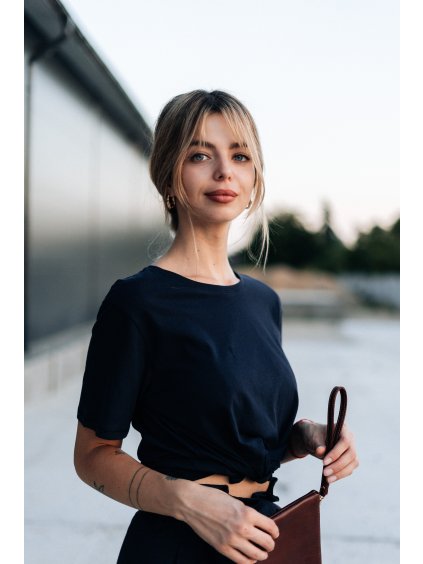 Basic tmavomodré tričko s krátkym rukávom