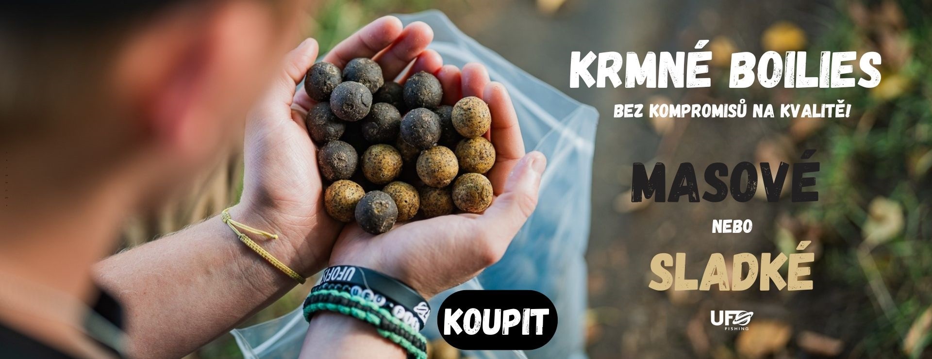 krmné boilies v dlaních rybáře