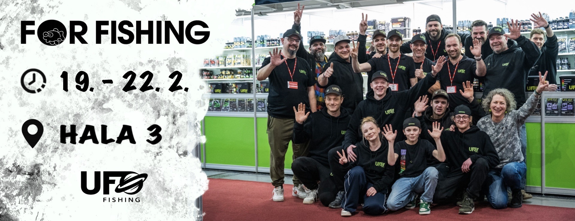 Skupina lidí před rybářským stánkem na veletrhu For Fishing