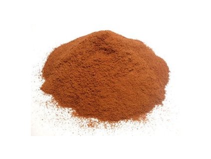 Hromádka Krilové moučky na bílé pracovní desce.