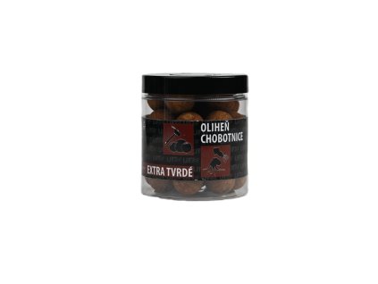 Extra tvrdé boilies Oliheň chobotnice v průhledné dóze s etiketou na boku.