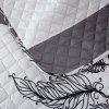 Designový přehoz na postel TIRSO šedo-bílý s motivem peříček