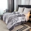 Designový přehoz na postel TIRSO šedo-bílý s peříčkovým motivem