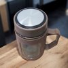Praktický hrnek na horké nápoje, hnědý design – 500 ml
