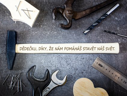 G08 Dědečku, díky, že nám pomáháš stavět náš svět kladivko s venovanim kladivo s napisem darek pro dedecka darek k vanocum uHoblinky.cz